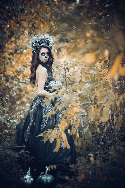 Nahaufnahme Porträt von Calavera Catrina im schwarzen Kleid. Zuckerschädel Make-up. Dia de los muertos. Tag der Toten. Halloween — Stockfoto