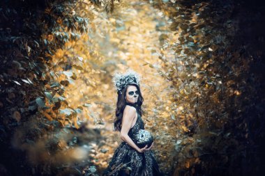 Calavera Catrina 'nın siyah elbiseli portresi. Şeker kafa makyajı. Dia de los muertos. Ölüler Günü. Cadılar Bayramı