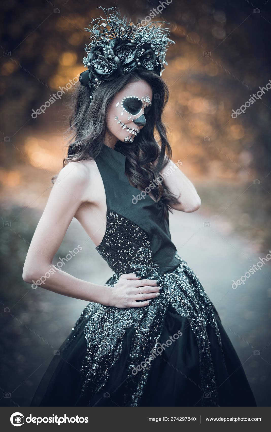 Retrato de primer plano de Calavera Catrina en vestido negro. Maquillaje de cráneo de azúcar. Día de los muertos. Día de los Muertos. Halloween: fotografía de stock © serenko_nata #274297840 | Depositphotos Retrato de primer plano de Calavera Catrina en vestido negro. Maquillaje de cráneo de azúcar. Día de los muertos. Día de los Muertos. Halloween: fotografía de stock © serenko_nata #274297840 | Depositphotos