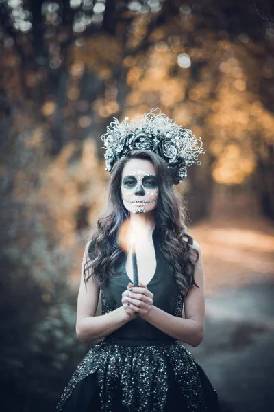 Ritratto ravvicinato di Calavera Catrina in abito nero. Trucco del cranio zuccherato. Dia de los muertos. Il giorno dei morti. Halloween — Foto Stock