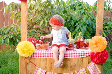 Çilek ve nane infüzyon detoks suyu. kavanozlarda yaz serinletici içecek olarak buz ve nane ile çilek limonata. Meyveli soğuk meşrubat.