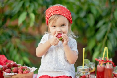 Çilek ve nane infüzyon detoks suyu. kavanozlarda yaz serinletici içecek olarak buz ve nane ile çilek limonata. Meyveli soğuk meşrubat.