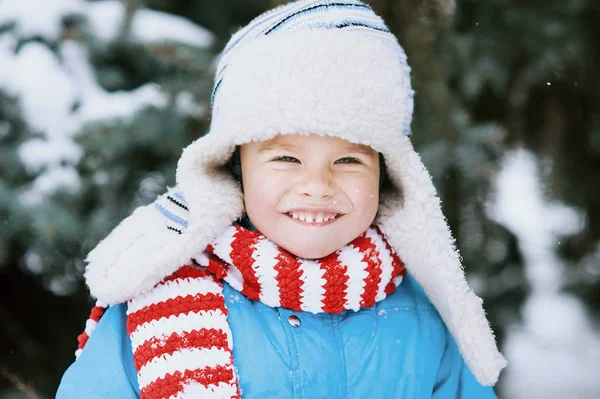 Χαμόγελο αγόρι περιμένει για τα Χριστούγεννα στο ξύλο. — Φωτογραφία Αρχείου