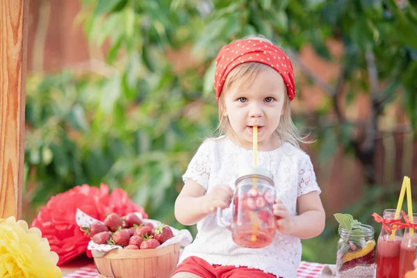 Strawberry dan mint diresapi detoks air. strawberry limun dengan es dan mint sebagai minuman menyegarkan musim panas dalam guci. Minuman ringan dingin dengan buah . — Stok Foto