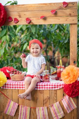 Çilek ve nane infüzyon detoks suyu. kavanozlarda yaz serinletici içecek olarak buz ve nane ile çilek limonata. Meyveli soğuk meşrubat.
