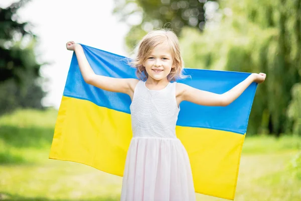 Niña Llevando Ondeando Bandera Azul Amarilla Ucrania Campo Ucrania Concepto — Foto de Stock