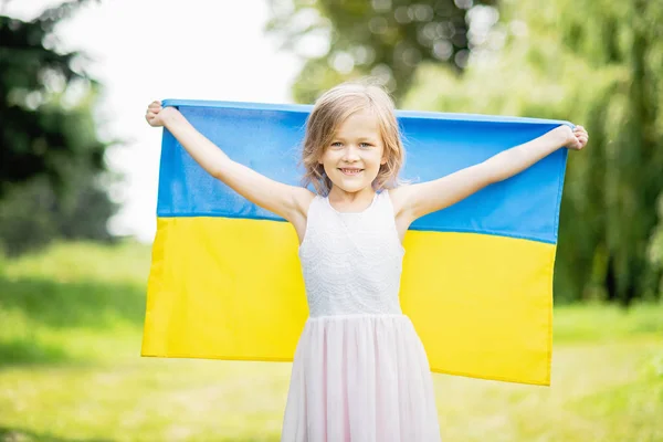 Niña Llevando Ondeando Bandera Azul Amarilla Ucrania Campo Ucrania Concepto — Foto de Stock
