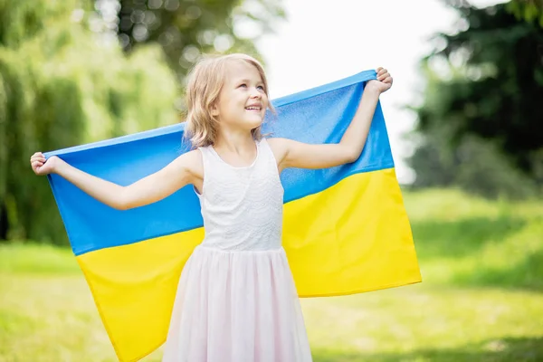 Маленька Дівчинка Яка Несе Собі Синьо Жовтий Прапор України Галузі — стокове фото