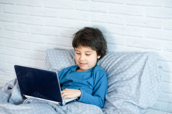 Klein Kind Met Behulp Van Laptop Terwijl Liggend Bed Thuis — Stockfoto
