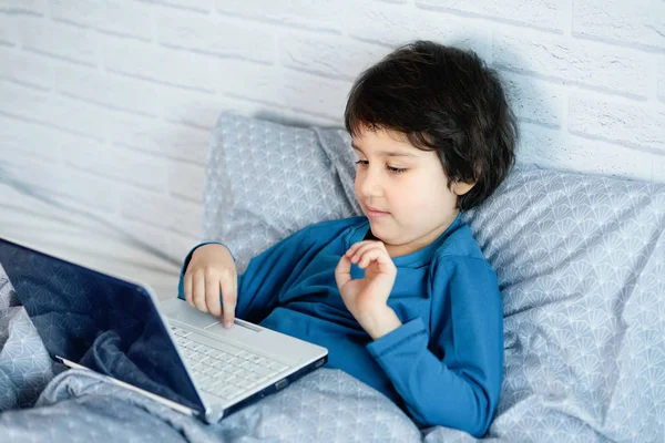 Klein Kind Met Behulp Van Laptop Terwijl Liggend Bed Thuis — Stockfoto