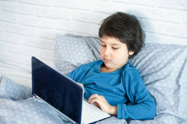 Klein Kind Met Behulp Van Laptop Terwijl Liggend Bed Thuis — Stockfoto