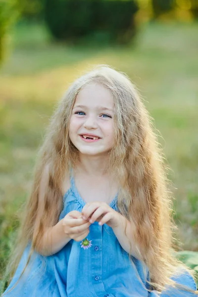 Close-up portret van mooie vrolijke blonde blanke meisje glimlachen demonstreren witte tanden zonder twee voortanden. Vrolijk kind — Stockfoto