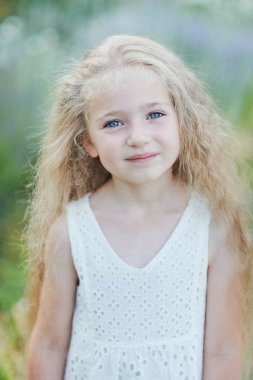 Mutlu ve huzurlu ifade ile güzel, genç, mavi gözlü, adil tenli kız yakın portre