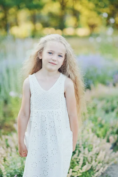 Gros plan portrait de jolie, jeune, aux yeux bleus, fille à la peau claire avec une expression heureuse et paisible — Photo