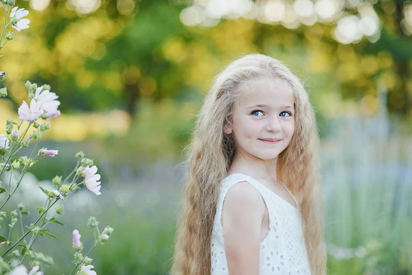 Gros plan portrait de jolie, jeune, aux yeux bleus, fille à la peau claire avec une expression heureuse et paisible — Photo