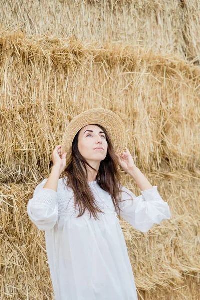 Jong Meisje Zomer Witte Jurk Hoed Poseren Onder Hooibalen Landbouwgrond — Stockfoto