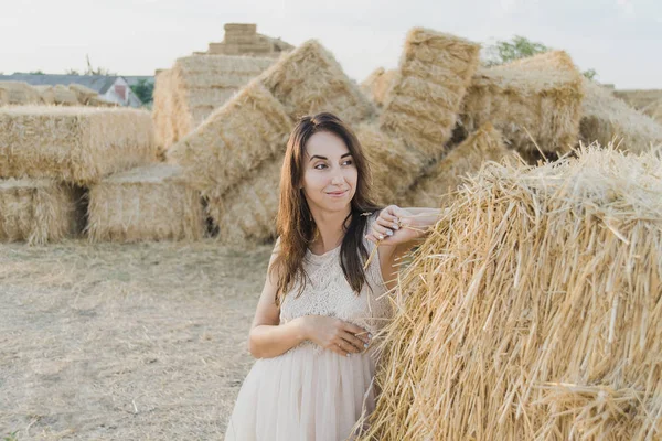 Mladá Dívka Létě Bílé Šaty Které Pózuje Mezi Senními Balíky — Stock fotografie