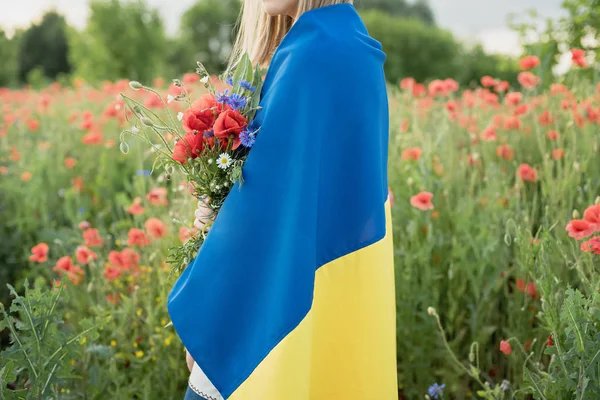 Дівчина Квітковим Букетом Проведення Розвіють Синьо Жовтий Прапор Плечах України — стокове фото
