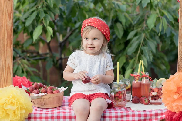 Gadis Kecil Yang Manis Dengan Minuman Stroberi Menyegarkan Duduk Stand — Stok Foto