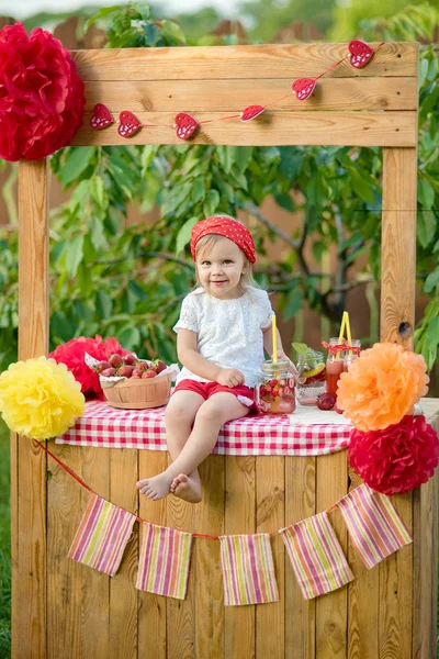 Adorable Little Girl Strawberry Refreshing Drinks Sitting Lemonade Stand — Stock Photo, Image