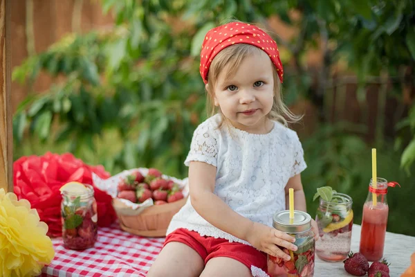 Gadis Kecil Yang Manis Dengan Minuman Stroberi Menyegarkan Duduk Stand — Stok Foto