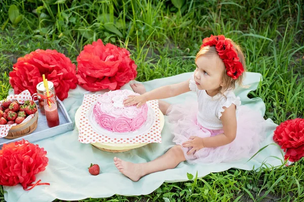 Two Years Old Girl Sitting Celebration Decorations Birthday Cake Green — Stock Photo, Image