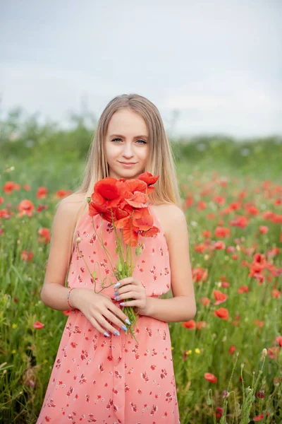ポピーと小麦の分野でウクライナの美しい女の子.ポピーの屋外肖像画 — ストック写真