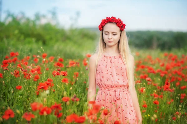 Oekraïens mooi meisje in het veld van papavers en tarwe. buiten portret in klaprozen — Stockfoto