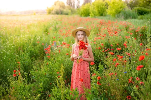 Ουκρανικό όμορφο κορίτσι στο χωράφι με τις παπαρούνες και το σιτάρι. Εξωτερική πορτρέτο σε παπαρούνες — Φωτογραφία Αρχείου