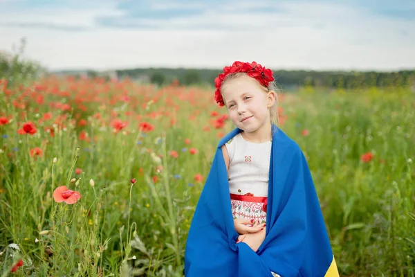 Meisje Traditionele Borduurwerk Bloemen Krans Uitvoering Fladderende Blauwe Gele Vlag — Stockfoto