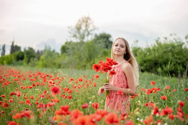 ポピーと小麦の分野でウクライナの美しい女の子.ポピーの屋外肖像画 — ストック写真