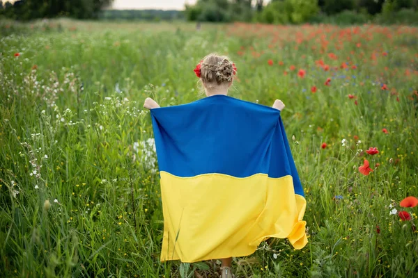 Дівчина Яка Проводить Розвіхання Синьо Жовтого Прапора України Плечах Ходьбі — стокове фото