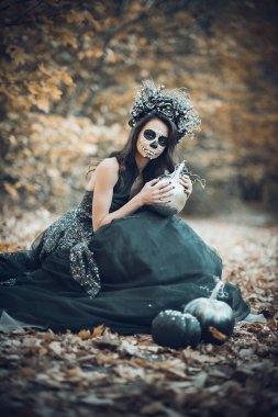 Calavera Catrina 'nın siyah elbiseli portresi. Şeker kafa makyajı. Dia de los muertos. Ölüler Günü. Cadılar Bayramı