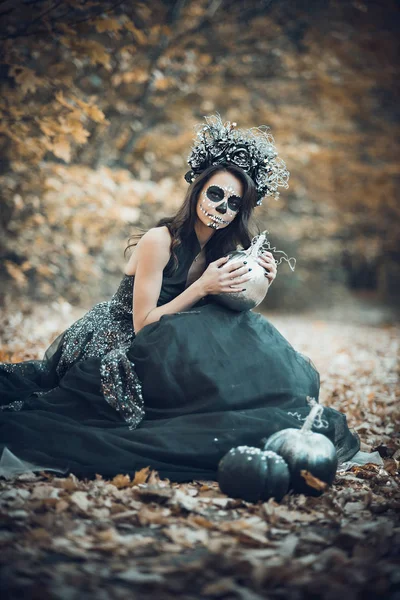 Retrato de primer plano de Calavera Catrina en vestido negro. Maquillaje de cráneo de azúcar. Día de los muertos. Día de los Muertos. Halloween —  Fotos de Stock