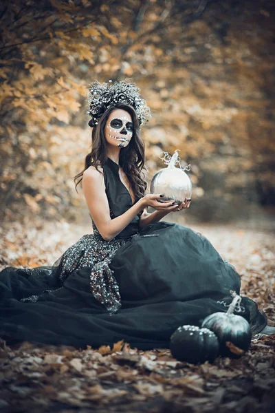 Närbild porträtt av Calavera Catrina i svart klänning. Sockerskalle smink. Dia de los muertos. De dödas dag. Halloween — Stockfoto