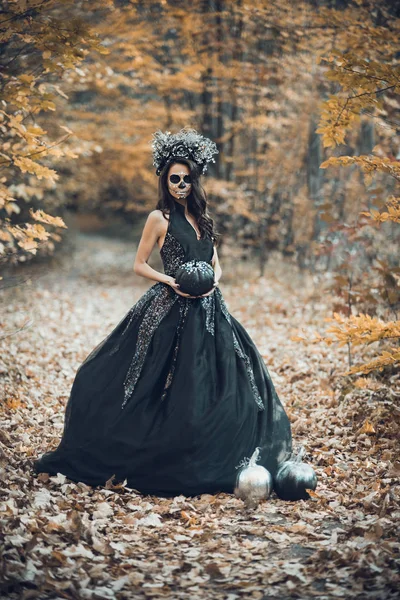 Retrato de close-up de Calavera Catrina em vestido preto. Maquiagem de crânio. Dia de los muertos. Dia dos Mortos. Halloween. — Fotografia de Stock