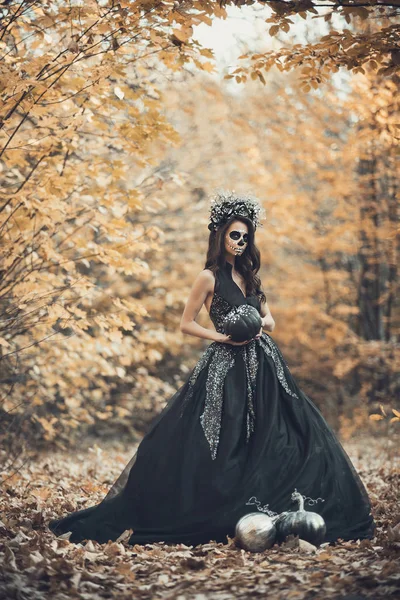 Nahaufnahme Porträt von Calavera Catrina im schwarzen Kleid. Zuckerschädel Make-up. Dia de los muertos. Tag der Toten. Halloween — Stockfoto