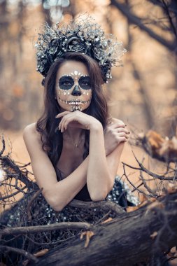 Calavera Catrina 'nın siyah elbiseli portresi. Şeker kafa makyajı. Dia de los muertos. Ölüler Günü. Cadılar Bayramı