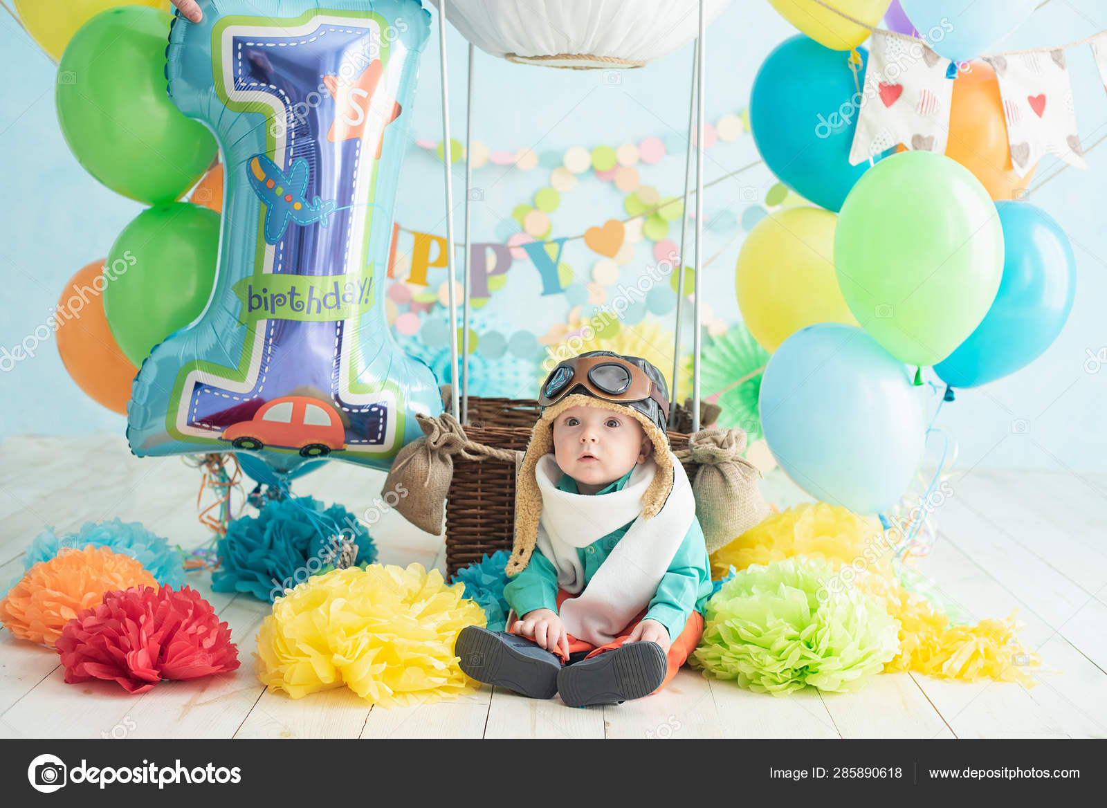 Decoration Boy's First Birthday Smash Cake Aviator Style Baby Smiling Stock  Photo by ©serenko_nata 285890618