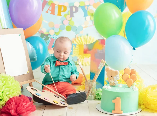 Dekoráció Fiú Első Születésnapjára Torta Összetörése Festői Stílusban Baba Mosolyog — Stock Fotó