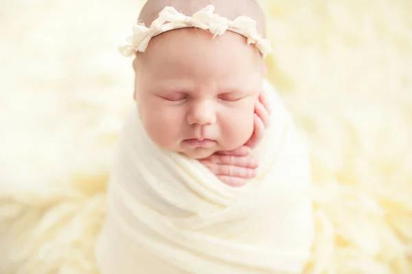 人生の始まりと幸せな妖精の魔法の子供時代の概念 ヘッドバンドで10日の新生児と黄色の毛皮の背景に眠る綿の生地に包まれて — ストック写真