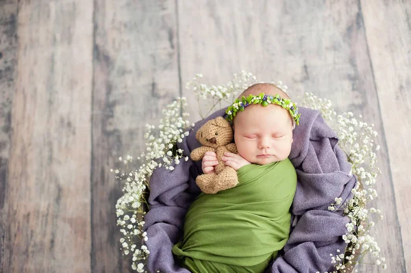 Bébé Jours Enveloppé Dans Tissu Coton Tenant Jouet Ours Dormant — Photo