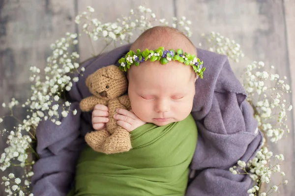 Bebê Recém Nascido Dias Envolto Tecido Algodão Segurando Brinquedo Urso — Fotografia de Stock