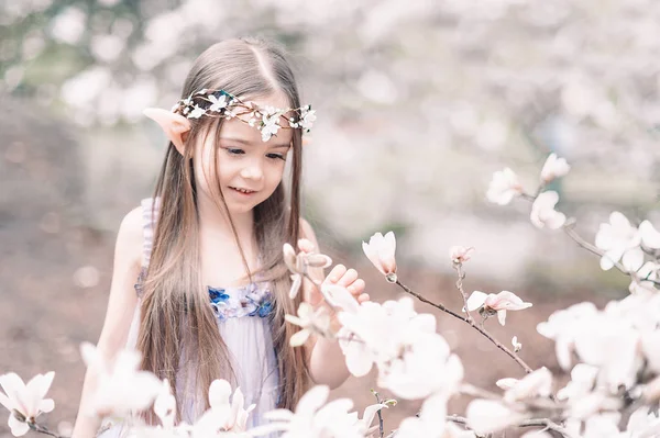 Menina Vestindo Conto Fadas Místico Elfo Cosplay Traje Posando Flor — Fotografia de Stock