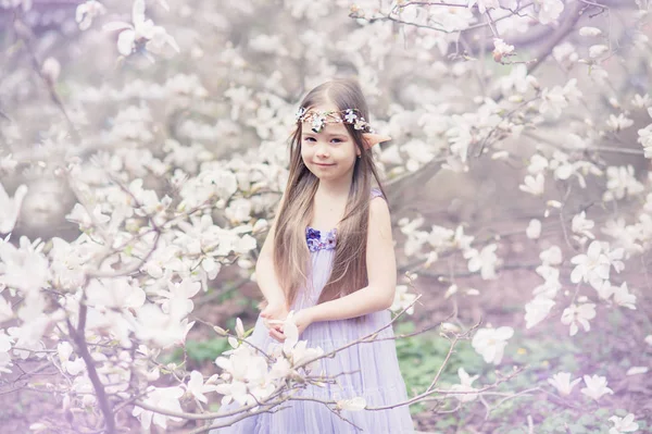 Mädchen Märchenhaften Mystischen Elfen Cosplay Kostüm Posiert Blühenden Magnoliengarten — Stockfoto
