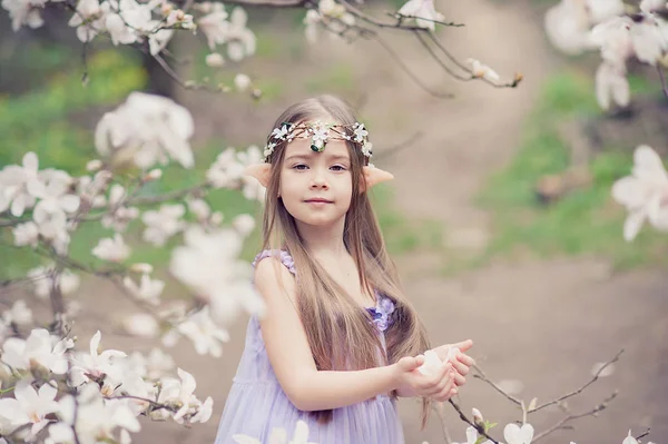 Mädchen Märchenhaften Mystischen Elfen Cosplay Kostüm Posiert Blühenden Magnoliengarten — Stockfoto