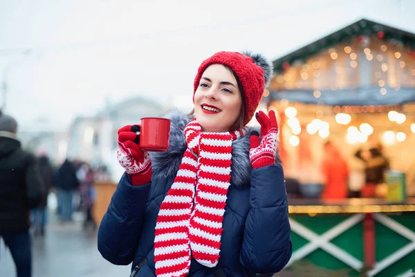크리스마스 마켓에서 펀치를 마시는 모자를 귀엽고 스러운 소녀가 거리에서 뜨거운 — 스톡 사진