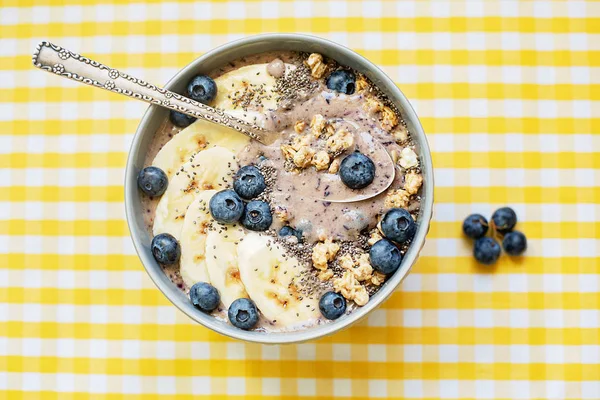 Sağlıklı kahvaltı Berry Smoothie kase kopya alanı ile muz, granola, yaban mersini ve Chia tohumları ile tepesinde