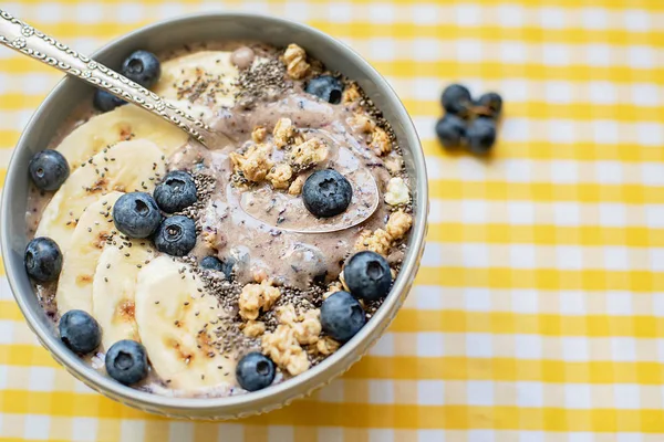 Gesunde Frühstücksbeeren Smoothie Schüssel Mit Banane Und Müsli Mit Blaubeeren — Stockfoto