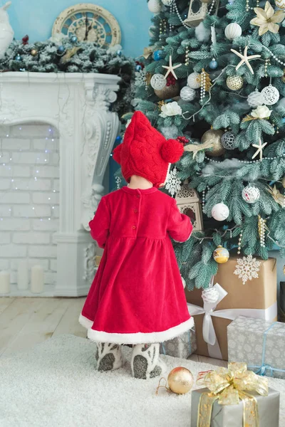 Vue Arrière Petite Fille Costume Fête Rouge Décorant Arbre Noël — Photo